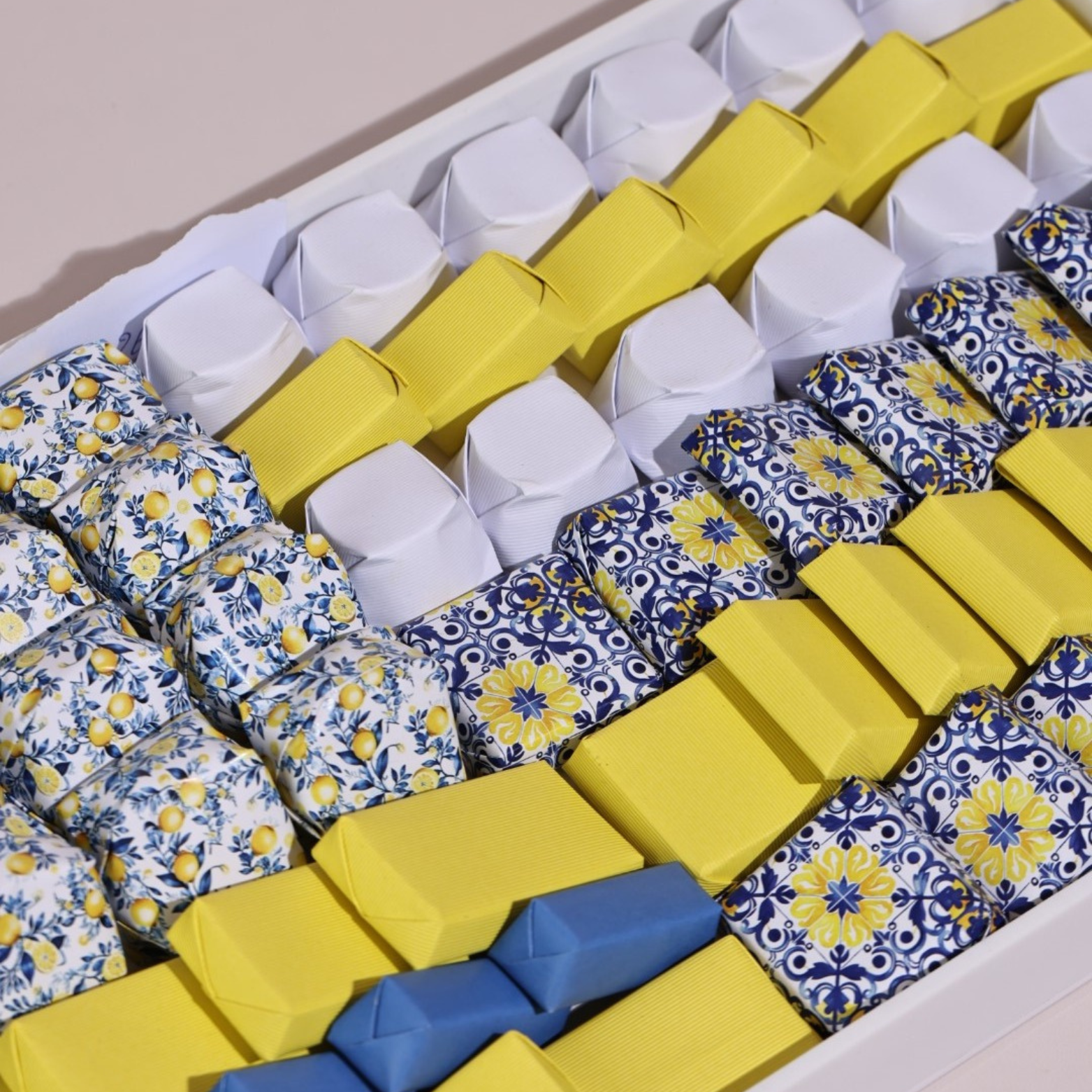 1.26KG White Wooden Tray, Les Rêves d'Été - Image 2