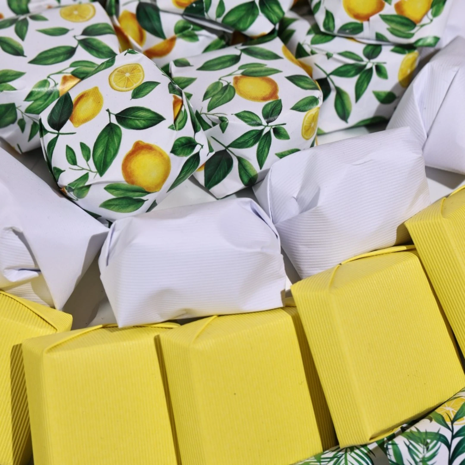 1.3KG Porcelain Bowl with Handles, Les Rêves d'Été - Image 3