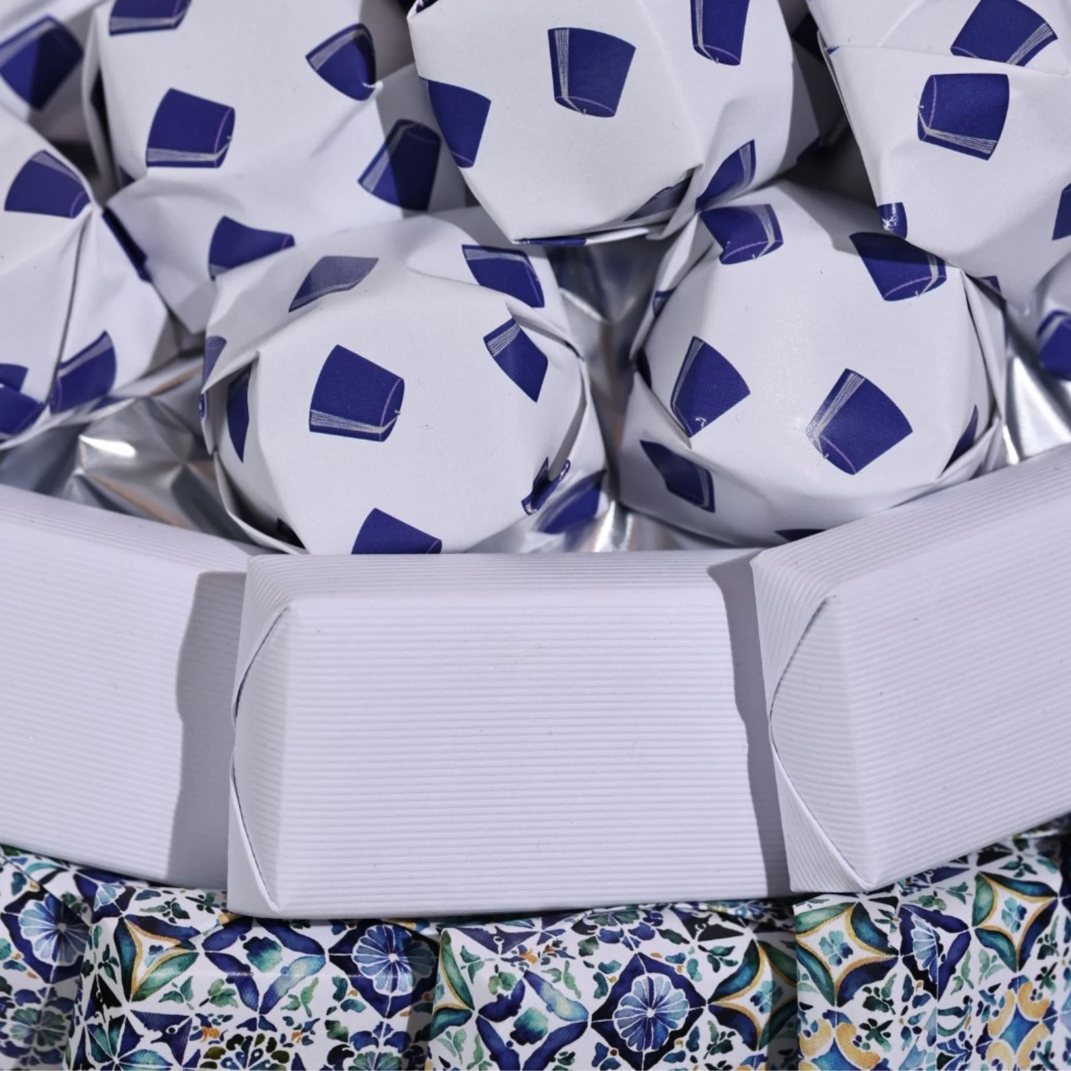 1.1KG Metallic Bowl with Wooden Base, Les Arabesques - Image 3